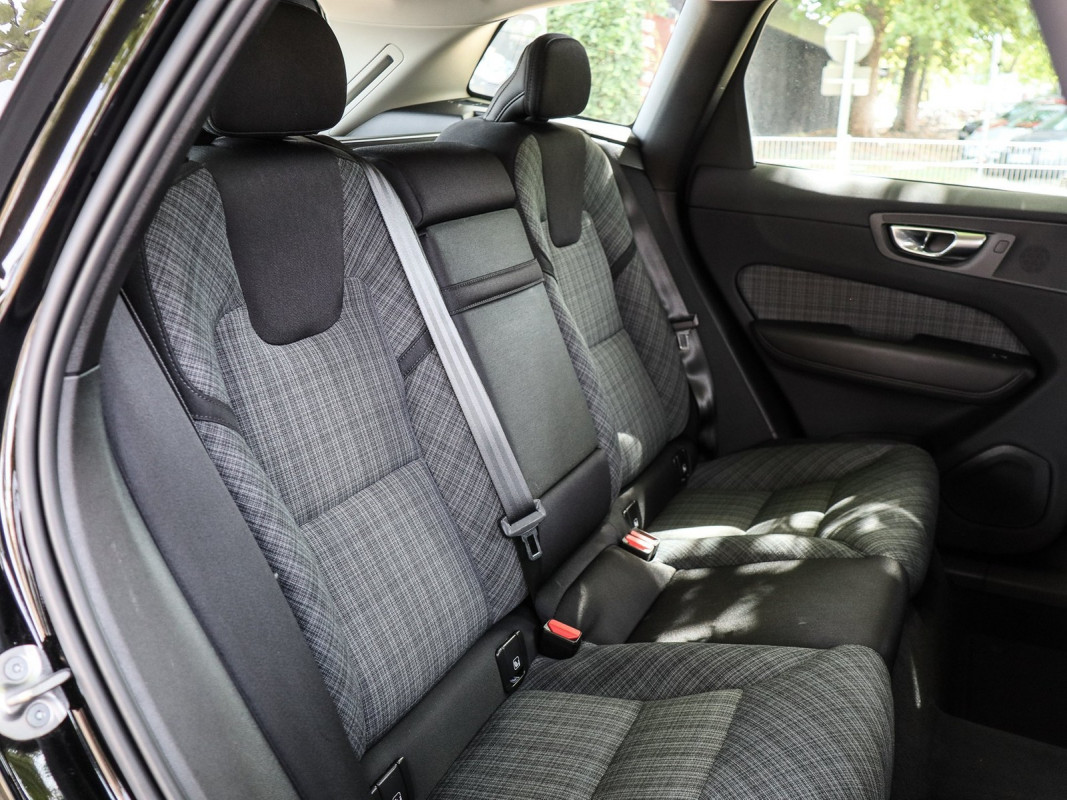 Volvo XC60 B4 Benzin - SUV/Off-road - Schwarz - Gebrauchtwagen - Bild 5