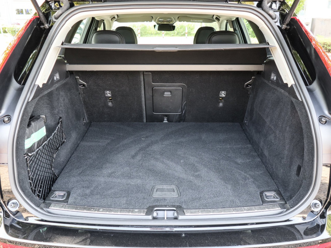 Volvo XC60 B4 Benzin - SUV/Off-road - Schwarz - Gebrauchtwagen - Bild 12