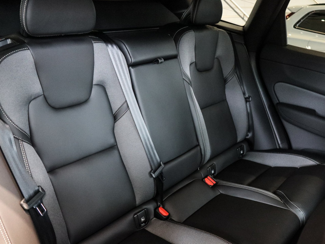 Volvo XC60 - SUV/Off-road - Schwarz - Neuwagen - Bild 4