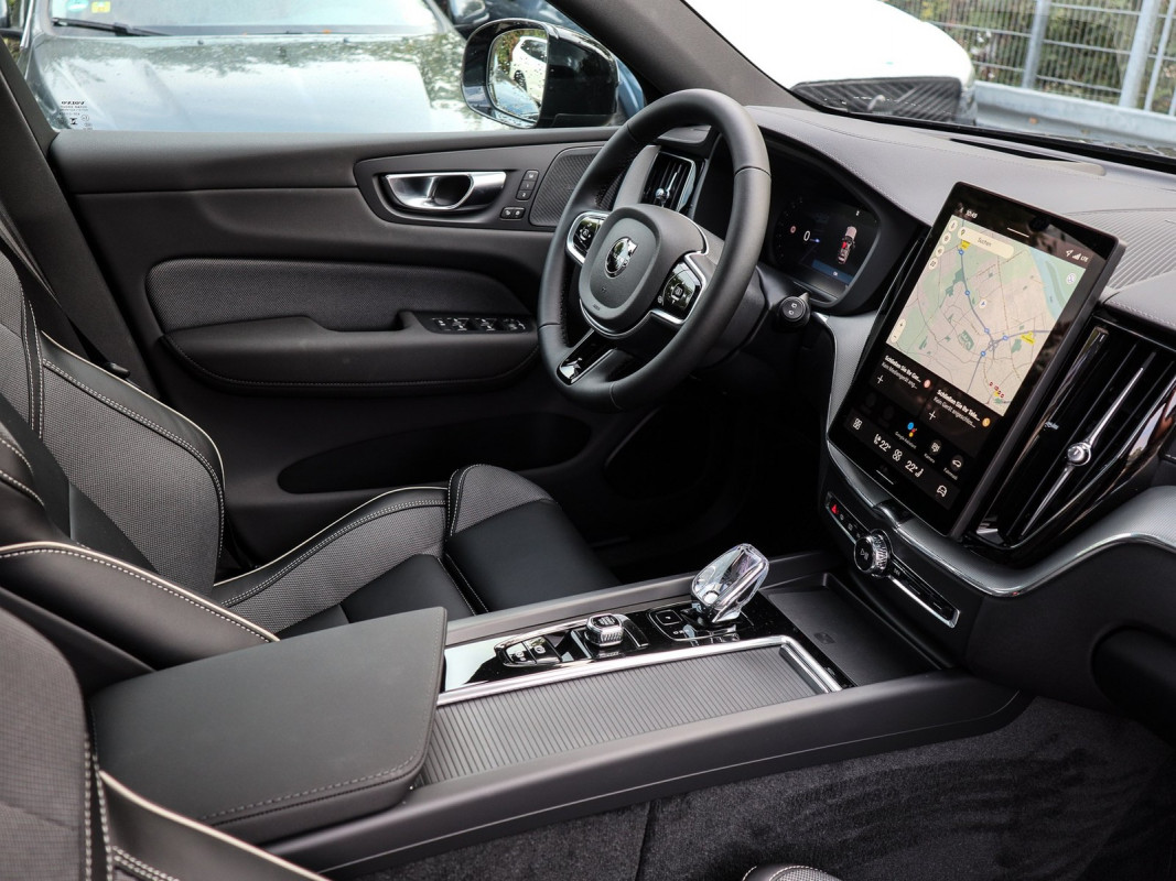 Volvo XC60 T6 Plus Black Edition - SUV/Off-road - Schwarz - Neuwagen - Bild 3