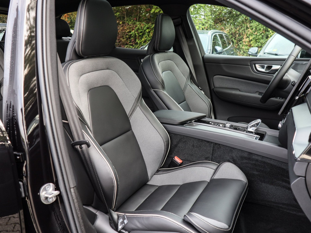 Volvo XC60 T6 Ultra Black Edition - SUV/Off-road - Schwarz - Neuwagen - Bild 6