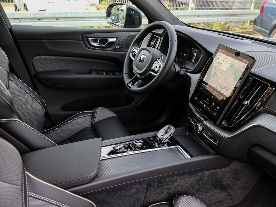 Volvo XC60 T6 Plus Black Edition - SUV/Off-road - Grau - Neuwagen - Bild 3