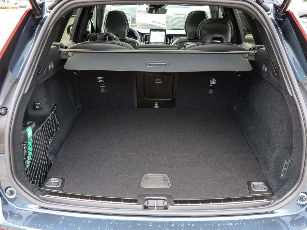 Volvo XC60 T6 Ultra Black Edition - SUV/Off-road - Blau - Neuwagen - Bild 10