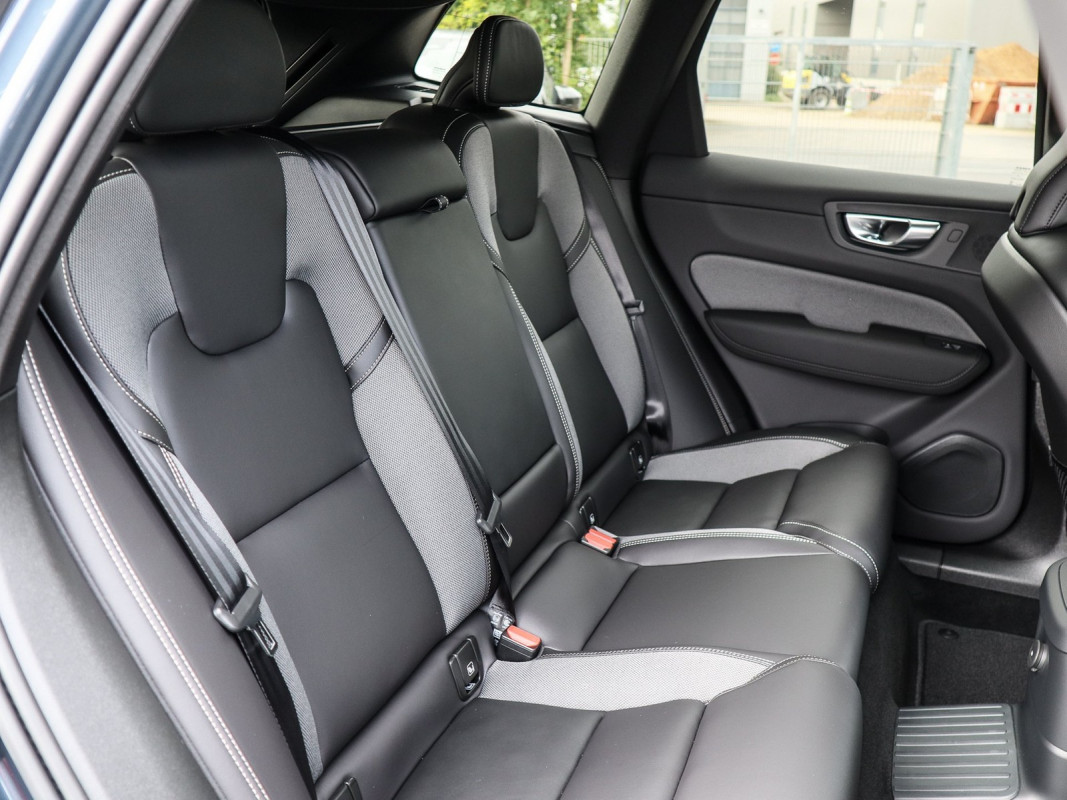 Volvo XC60 T6 Plus Black Edition - SUV/Off-road - Blau - Neuwagen - Bild 4