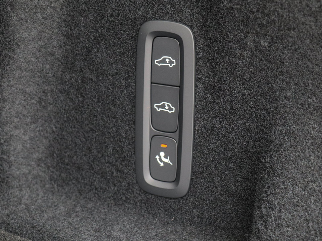 Volvo XC60 T6 Ultra Black Edition - SUV/Off-road - Blau - Neuwagen - Bild 15