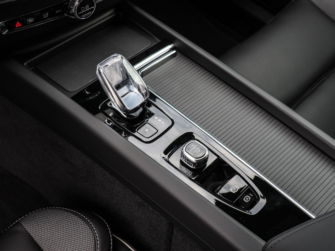 Volvo XC60 T6 Plus Black Edition - SUV/Off-road - Blau - Neuwagen - Bild 9