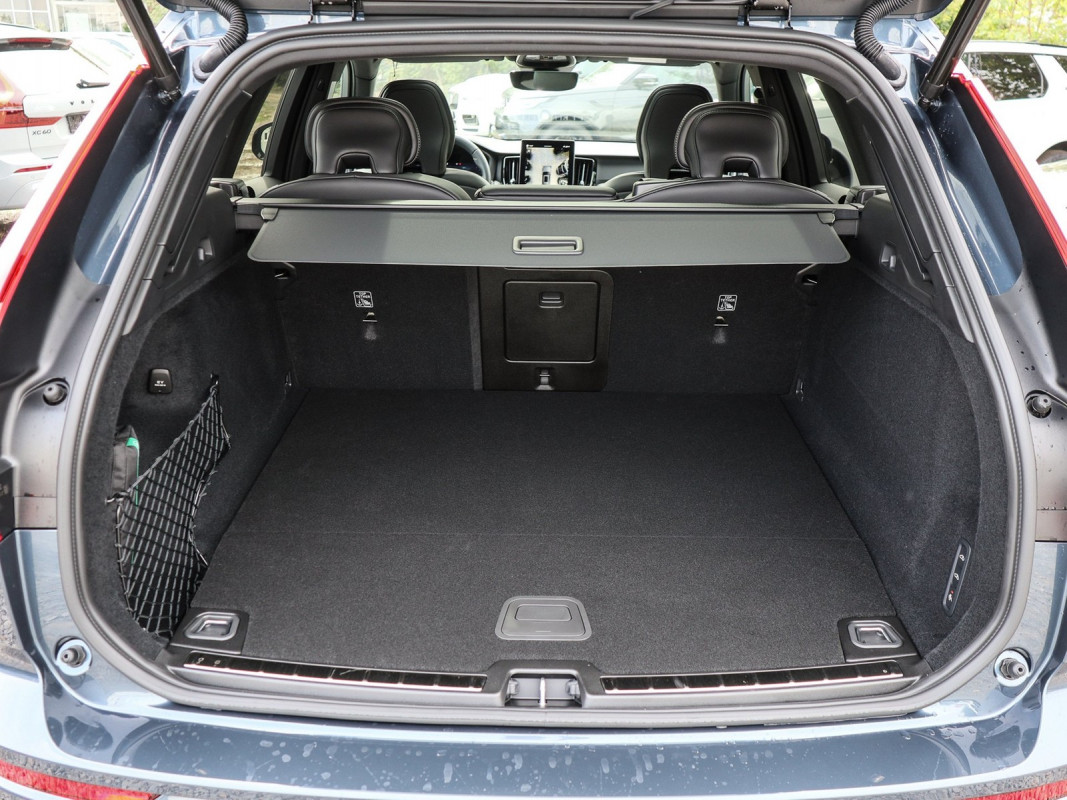 Volvo XC60 T6 Plus Black Edition - SUV/Off-road - Blau - Neuwagen - Bild 10