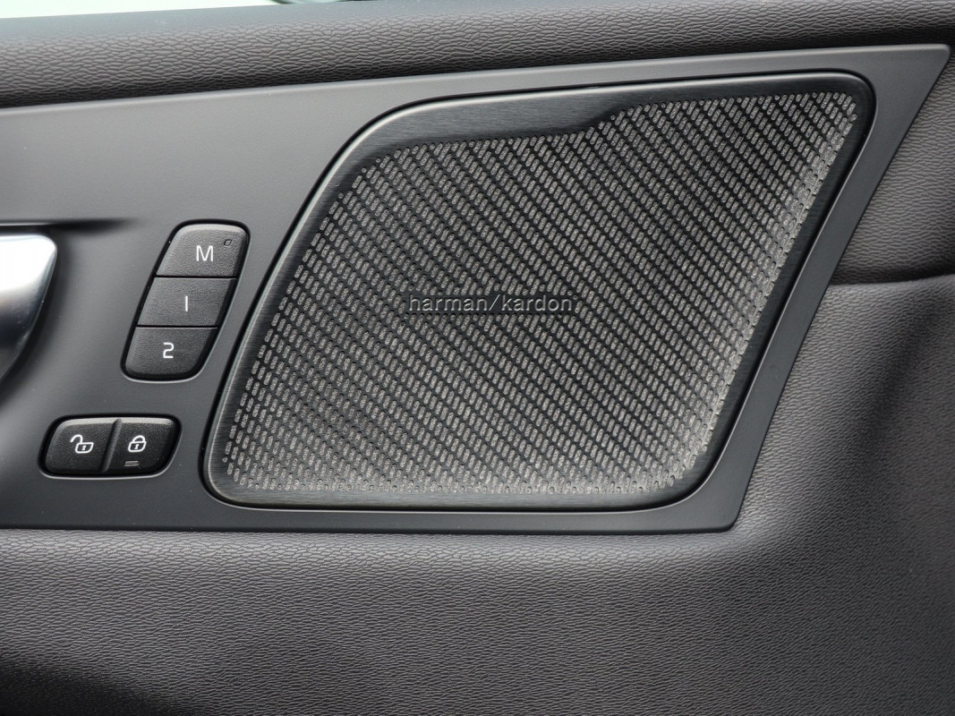 Volvo XC60 T8 Ultra Black Edition - SUV/Off-road - Schwarz - Neuwagen - Bild 13