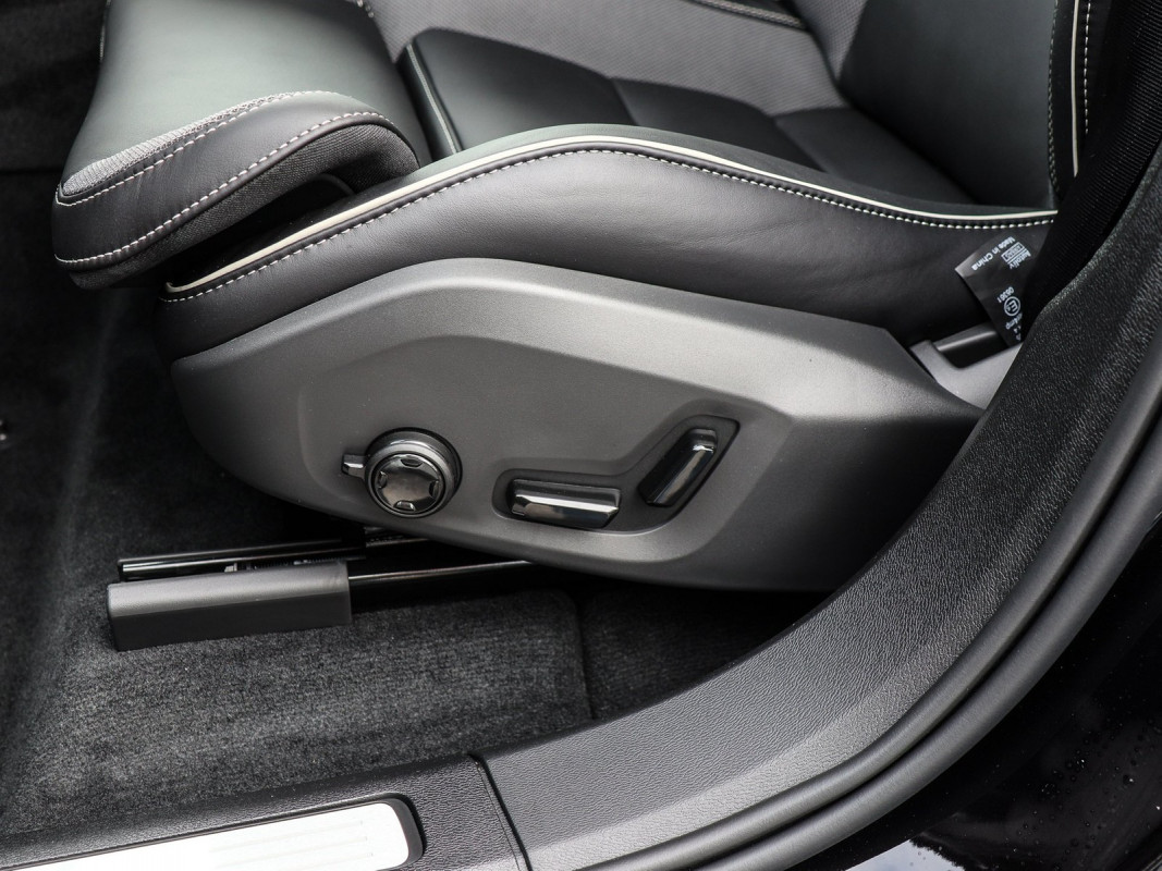 Volvo XC60 T8 Ultra Black Edition - SUV/Off-road - Schwarz - Neuwagen - Bild 14