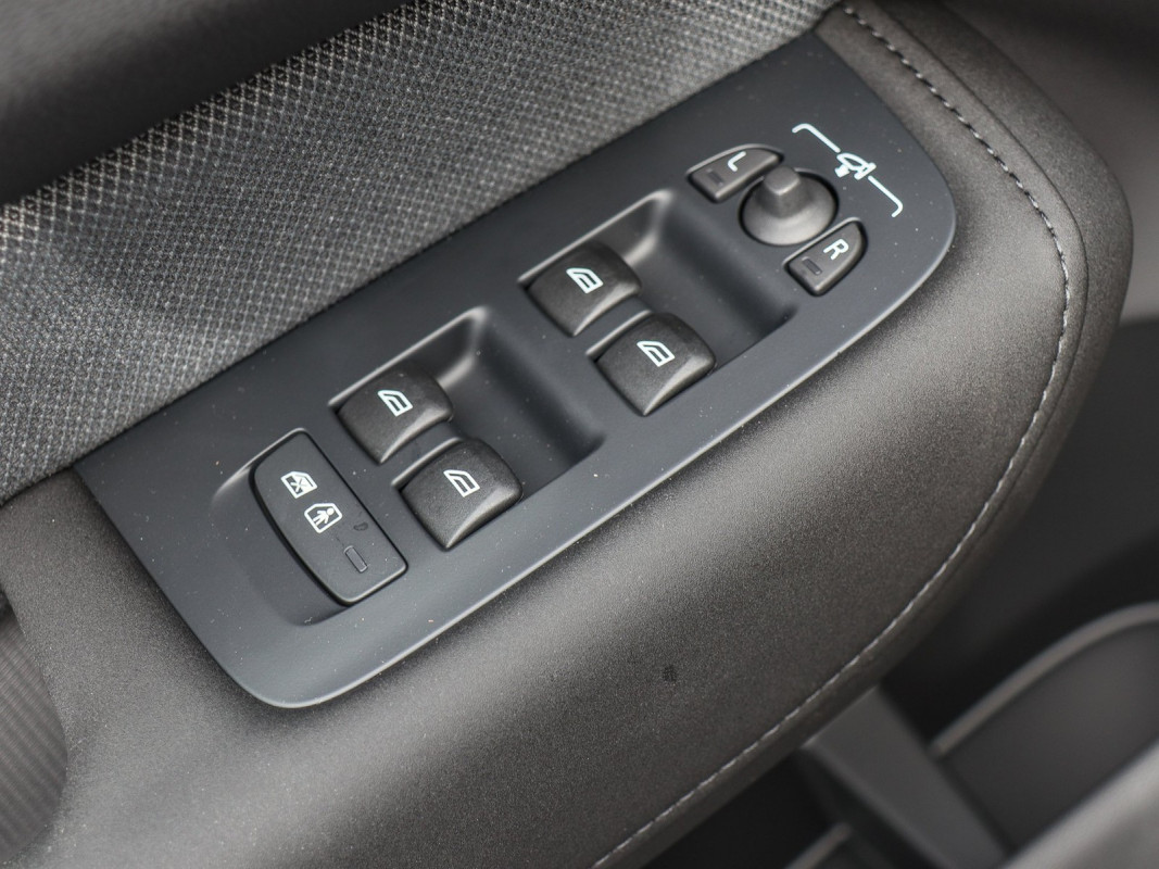 Volvo XC60 T8 Ultra Black Edition - SUV/Off-road - Schwarz - Neuwagen - Bild 15