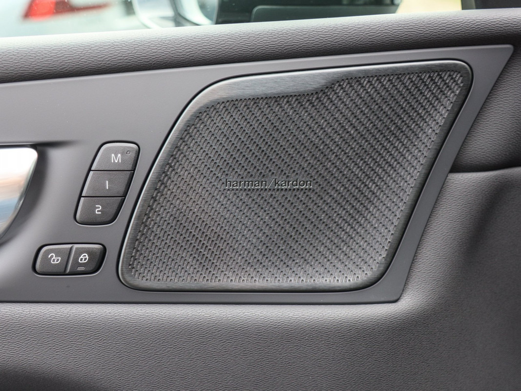 Volvo XC60 T6 Plus Black Edition - SUV/Off-road - Blau - Neuwagen - Bild 14