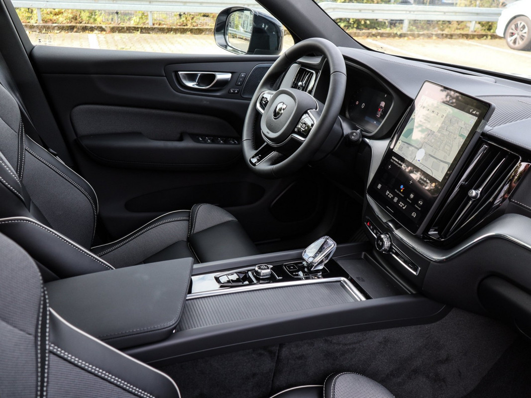 Volvo XC60 T6 Ultra Black Edition - SUV/Off-road - Grau - Neuwagen - Bild 3