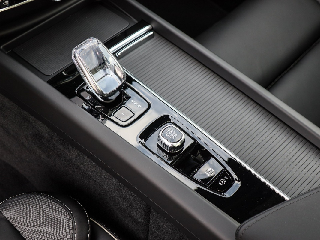 Volvo XC60 T6 Ultra Black Edition - SUV/Off-road - Grau - Neuwagen - Bild 9