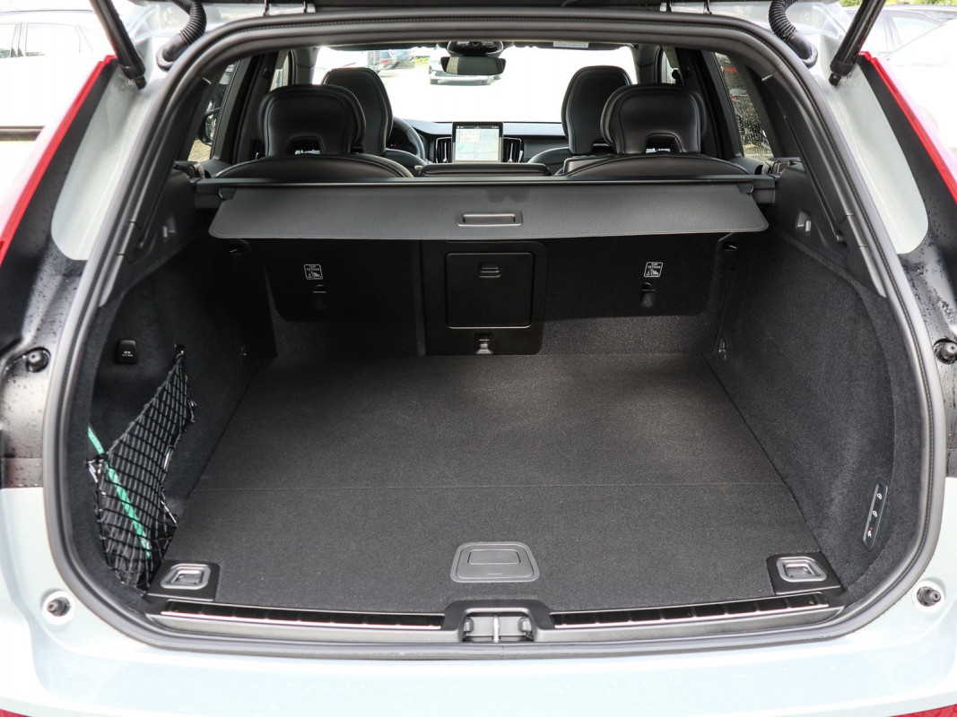 Volvo XC60 T6 Ultra Black Edition - SUV/Off-road - Grau - Neuwagen - Bild 10