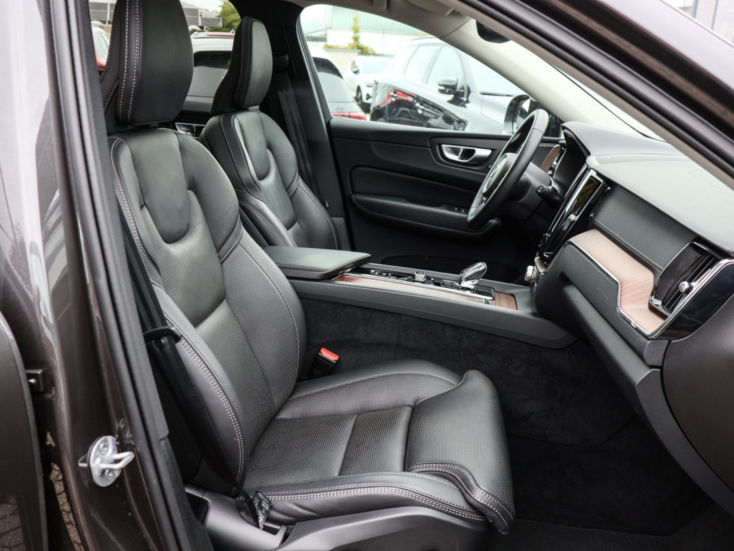 Volvo XC60 B4 Diesel AWD Ultimate Dark - SUV/Off-road - Grau - Gebrauchtwagen - Bild 7