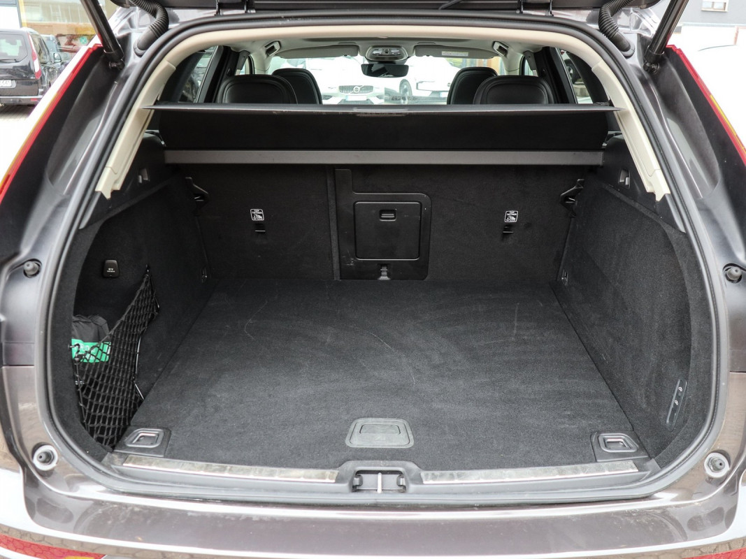 Volvo XC60 B4 Diesel AWD Ultimate Dark - SUV/Off-road - Grau - Gebrauchtwagen - Bild 12