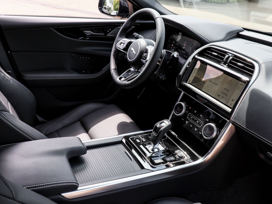 Jaguar XE D200 R-Dynamic SE Matrix LED / Winter Packet / 19" Black - Limousine - Grau - Gebrauchtwagen - Bild 3