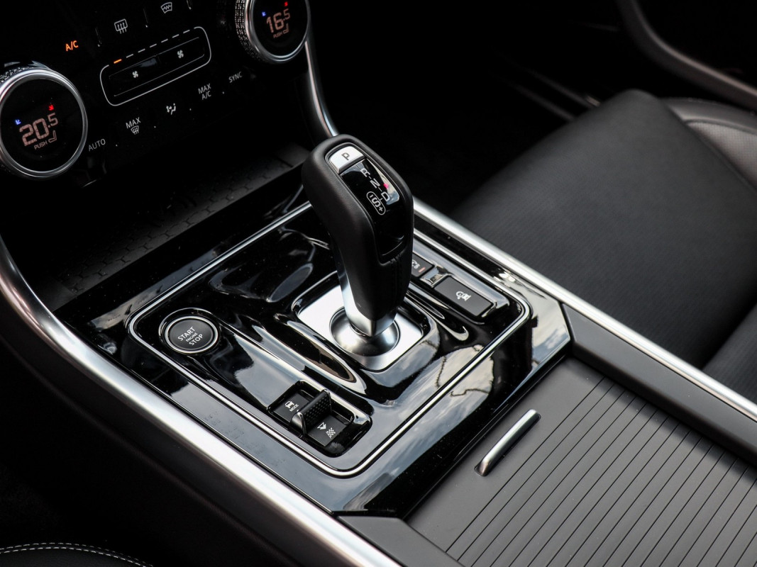 Jaguar XE D200 R-Dynamic SE Matrix LED / Winter Packet / 19" Black - Limousine - Grau - Gebrauchtwagen - Bild 10