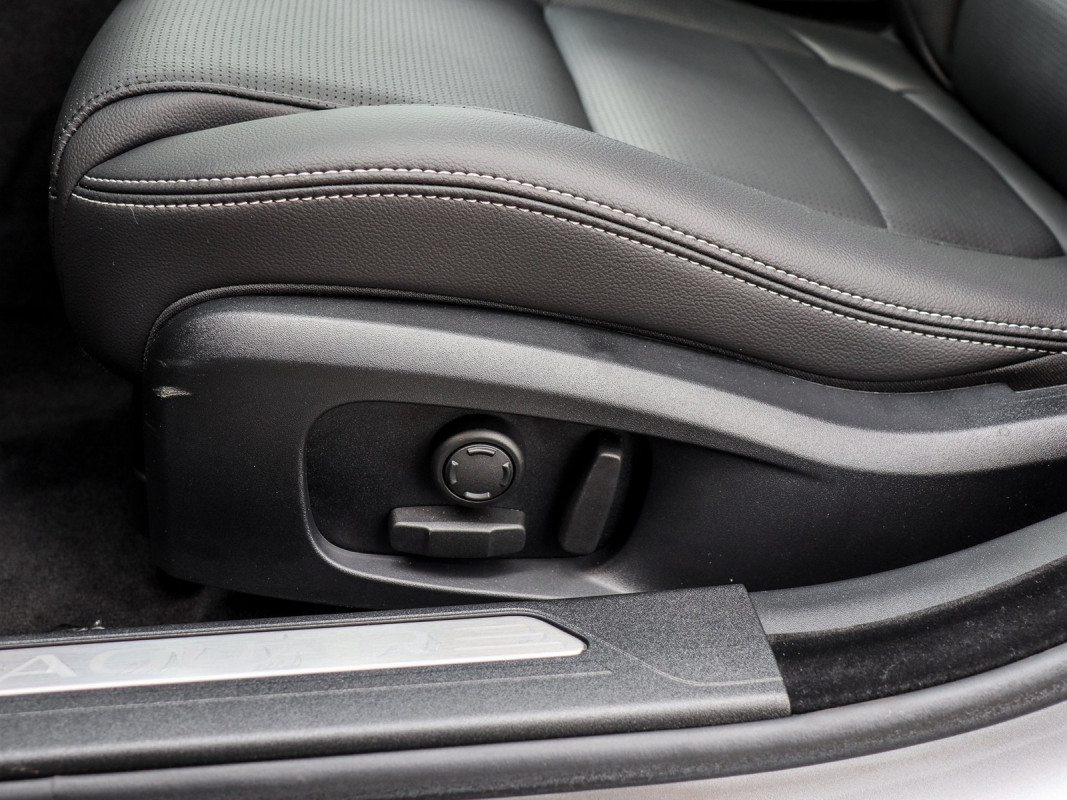 Jaguar XE D200 R-Dynamic SE Matrix LED / Winter Packet / 19" Black - Limousine - Grau - Gebrauchtwagen - Bild 12