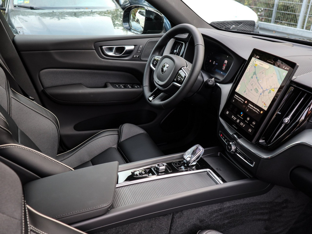 Volvo XC60 Ultra Black Edition - SUV/Off-road - Schwarz - Neuwagen - Bild 3