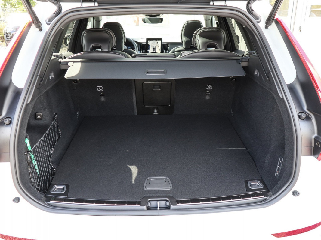 Volvo XC60 T6 Plus Black Edition - SUV/Off-road - Weiss - Neuwagen - Bild 9