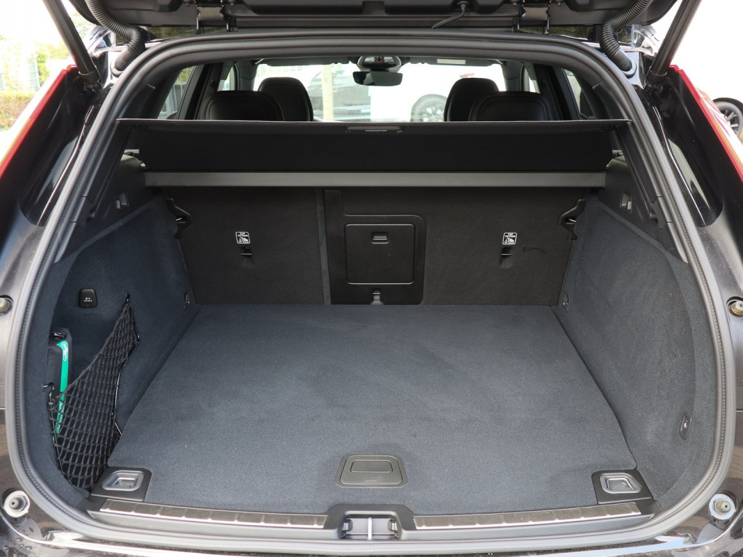 Volvo XC60 T8 Plug-In Hybrid AWD - SUV/Off-road - Schwarz - Gebrauchtwagen - Bild 12