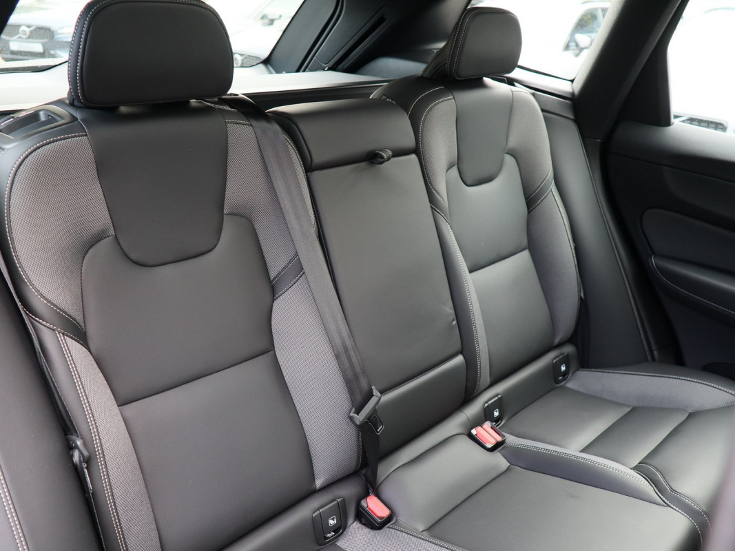 Volvo XC60 T6 Recharge AWD - SUV/Off-road - Schwarz - Gebrauchtwagen - Bild 5