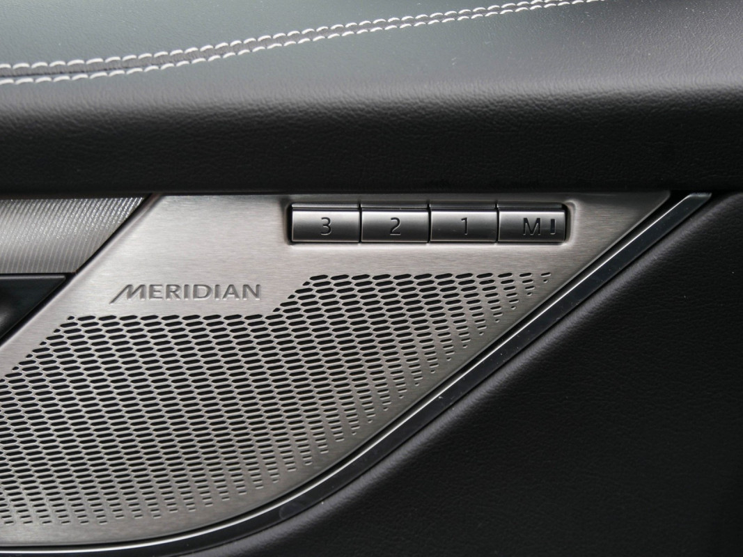 Jaguar F-PACE D300 R-Dynamic SE 90th Anniversary Edition - SUV/Off-road - Schwarz - Gebrauchtwagen - Bild 14