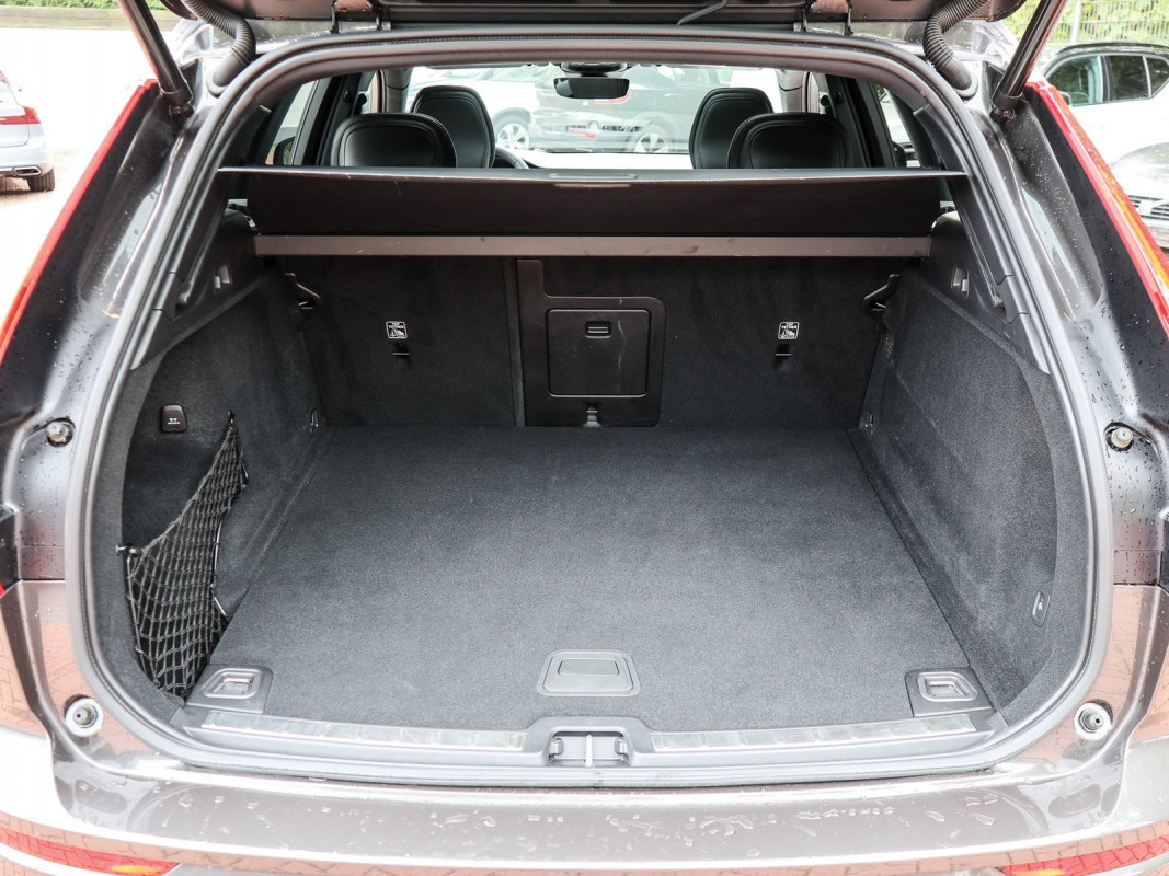 Volvo XC60 B4 - SUV/Off-road - Grau - Gebrauchtwagen - Bild 11