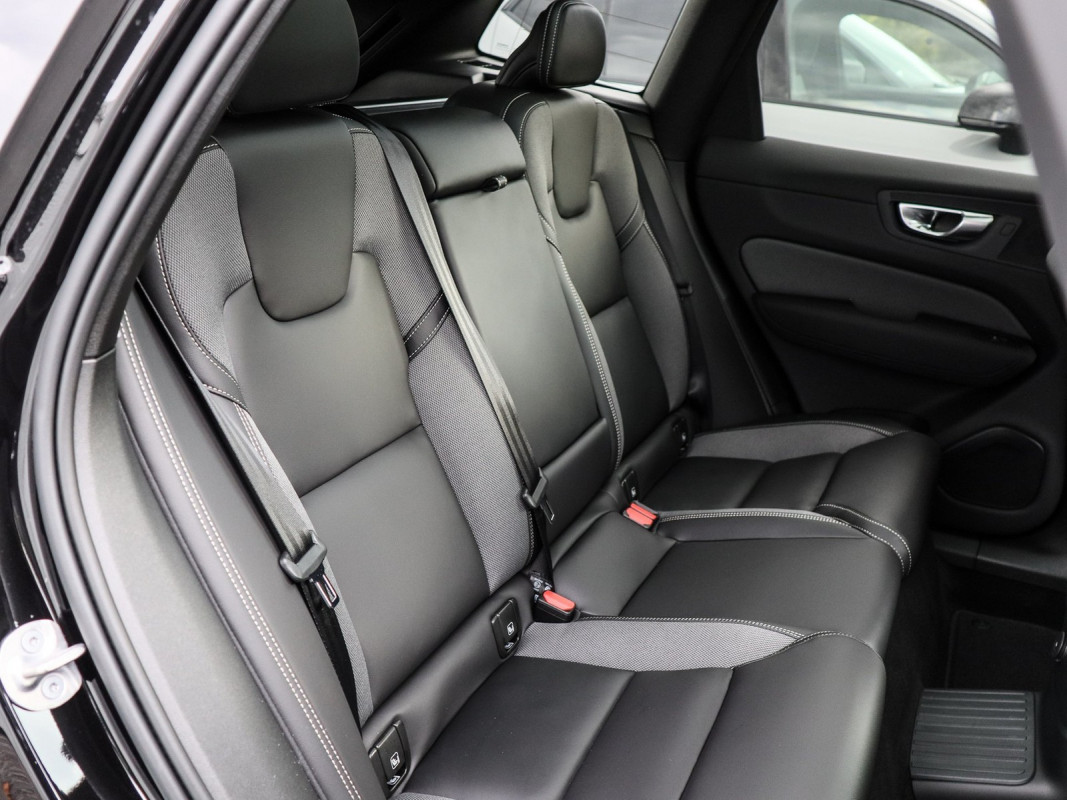 Volvo XC60 T6 Plus Black Edition - SUV/Off-road - Schwarz - Neuwagen - Bild 4