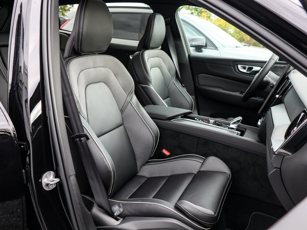 Volvo XC60 T6 Plus Black Edition - SUV/Off-road - Schwarz - Neuwagen - Bild 6