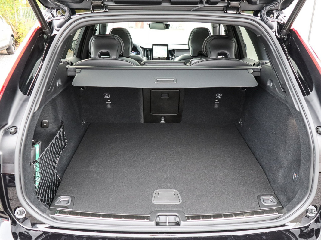 Volvo XC60 T6 Plus Black Edition - SUV/Off-road - Schwarz - Neuwagen - Bild 10