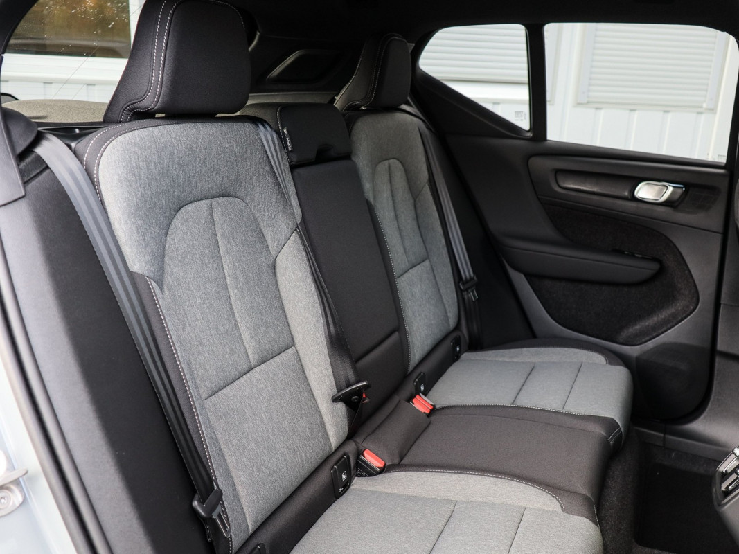 Volvo XC40 B3 Plus Black Edition - SUV/Off-road - Grau - Neuwagen - Bild 4