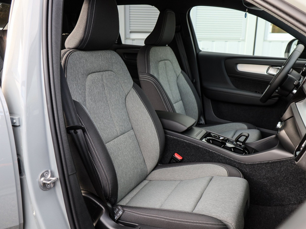 Volvo XC40 B3 Plus Black Edition - SUV/Off-road - Grau - Neuwagen - Bild 6
