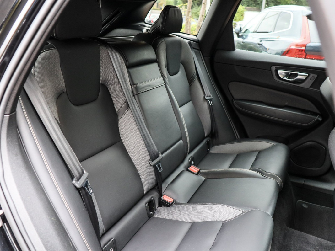 Volvo XC60 B4 (D) - SUV/Off-road - Schwarz - Gebrauchtwagen - Bild 5