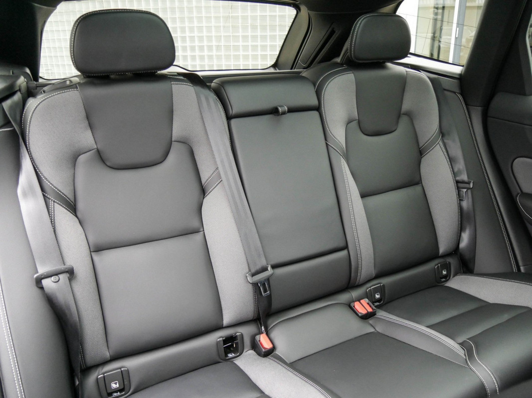 Volvo XC60 T6 Recharge AWD - SUV/Off-road - Schwarz - Gebrauchtwagen - Bild 5