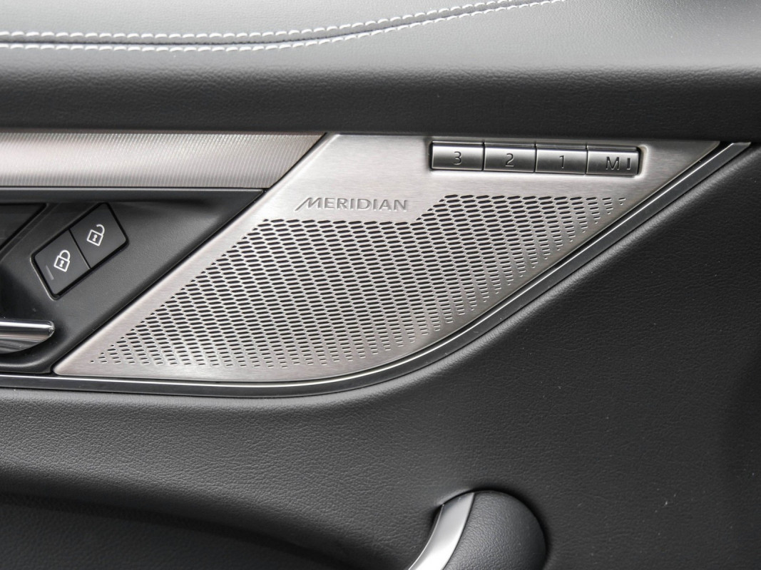 Jaguar F-PACE D300 R-Dynamic SE 90th Anniversary Edition - SUV/Off-road - Schwarz - Gebrauchtwagen - Bild 12