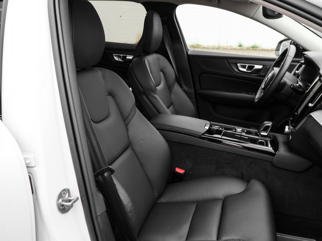 Volvo V60 T6 Recharge Plug-In Hybrid AWD - Kombi - Weiss - Gebrauchtwagen - Bild 7