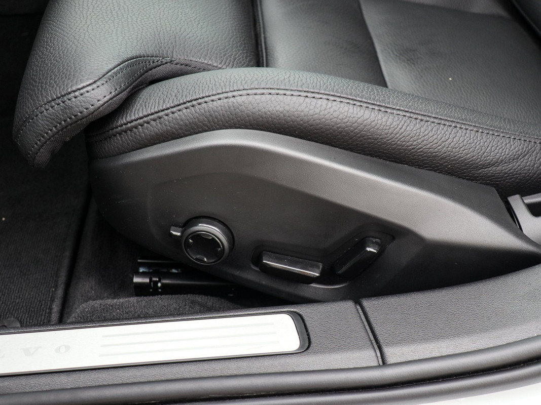 Volvo V60 T6 Recharge Plug-In Hybrid AWD - Kombi - Weiss - Gebrauchtwagen - Bild 14