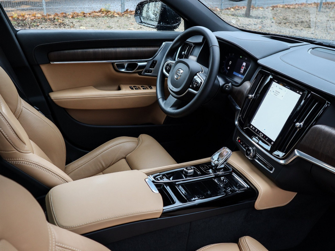 Volvo V90 T8 AWD - Kombi - Schwarz - Gebrauchtwagen - Bild 3