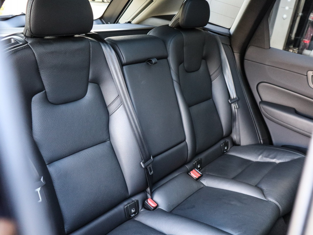 Volvo XC60 T6 AWD Recharge - SUV/Off-road - Schwarz - Gebrauchtwagen - Bild 5