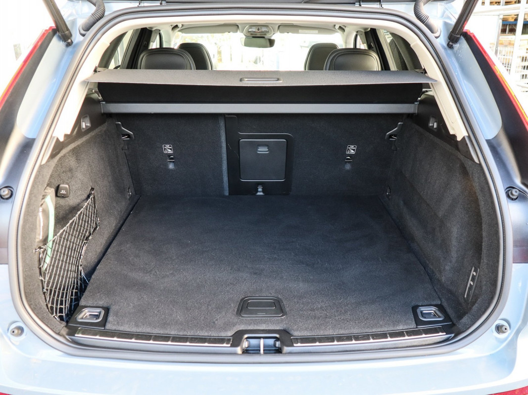 Volvo XC60 T6 AWD Recharge - SUV/Off-road - Grau - Gebrauchtwagen - Bild 11