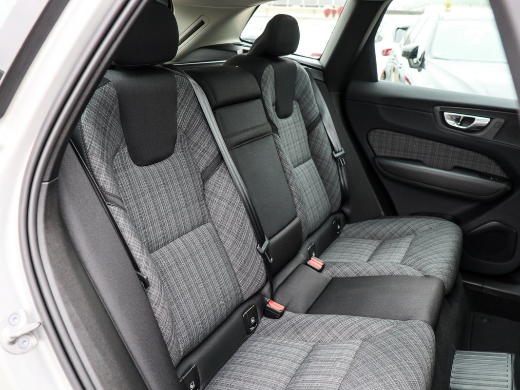 Volvo XC60 T6 Inscription Expression - SUV/Off-road - Silber - Gebrauchtwagen - Bild 5