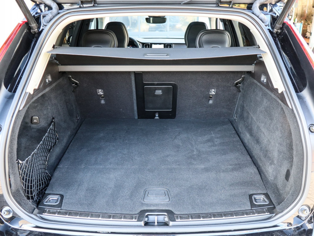 Volvo XC60 T6 AWD Recharge - SUV/Off-road - Schwarz - Gebrauchtwagen - Bild 12