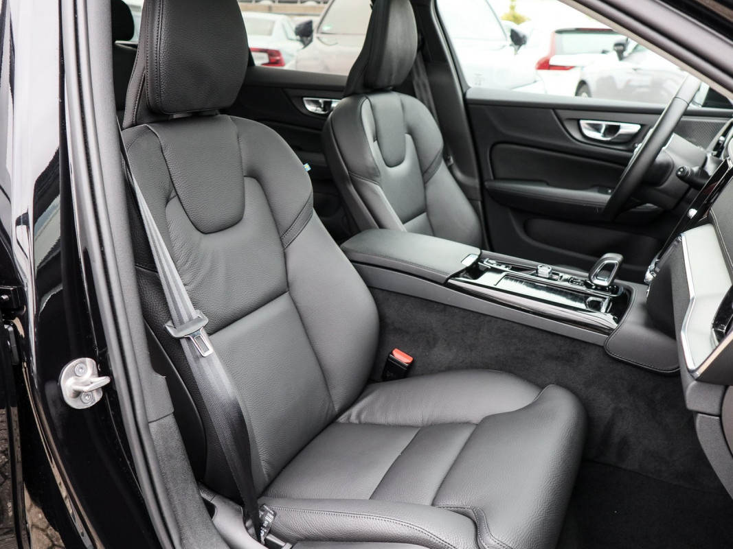 Volvo V60 Plug-In Hybrid AWD - Kombi - Schwarz - Gebrauchtwagen - Bild 7