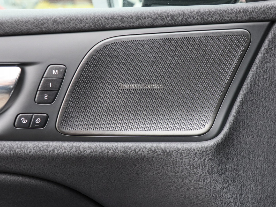 Volvo V60 Plug-In Hybrid AWD - Kombi - Schwarz - Gebrauchtwagen - Bild 15