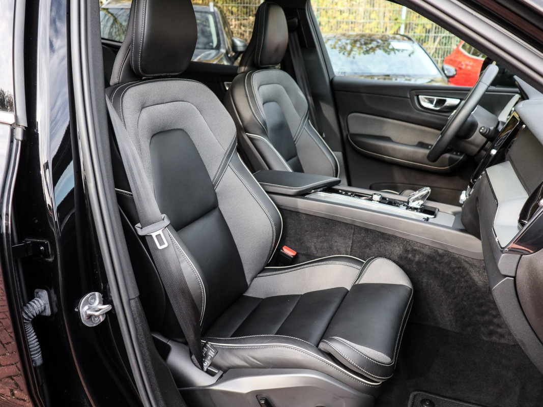 Volvo XC60 T6 - SUV/Off-road - Schwarz - Gebrauchtwagen - Bild 7