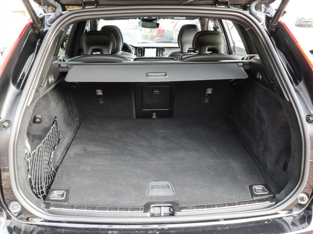 Volvo XC60 T6 - SUV/Off-road - Schwarz - Gebrauchtwagen - Bild 11