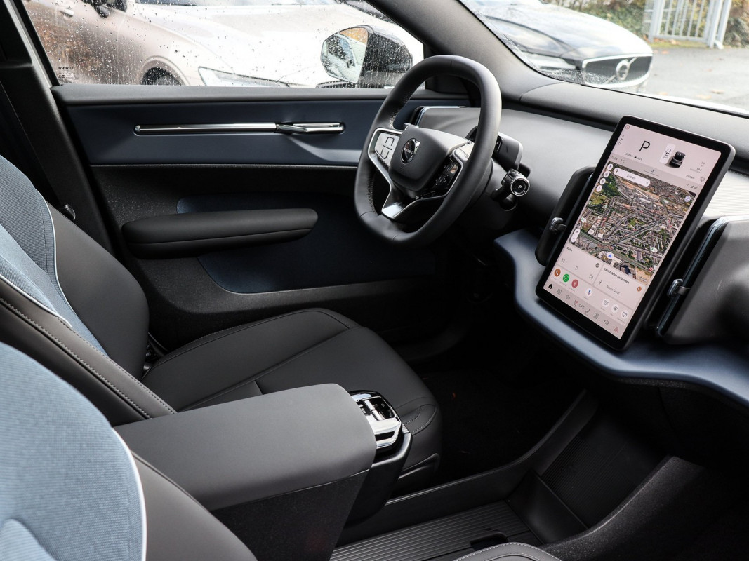 Volvo EX30 Twin Motor Performance - SUV/Off-road - Weiss - Gebrauchtwagen - Bild 3