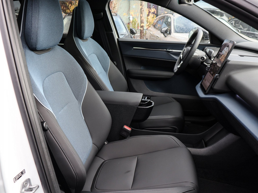 Volvo EX30 Twin Motor Performance - SUV/Off-road - Weiss - Gebrauchtwagen - Bild 7